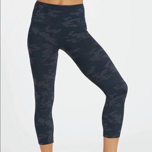 SPANX Look at Me Now Seamless Cropped Leggings Black/ Gray Medium